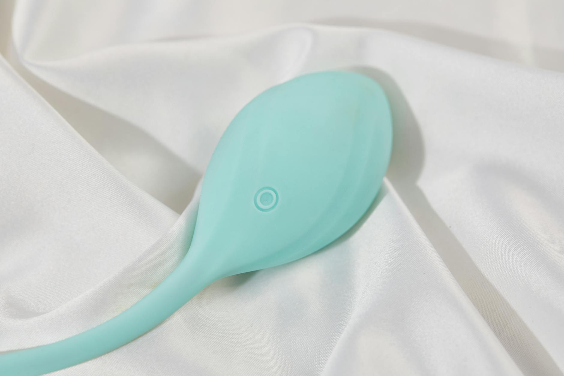 Donna che tiene in mano vibratori colorati con espressione consapevole e serena