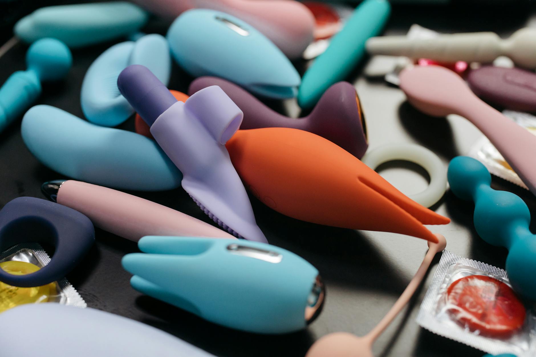 Donna che tiene vibrator al limone e blu in mano con espressione consapevole
