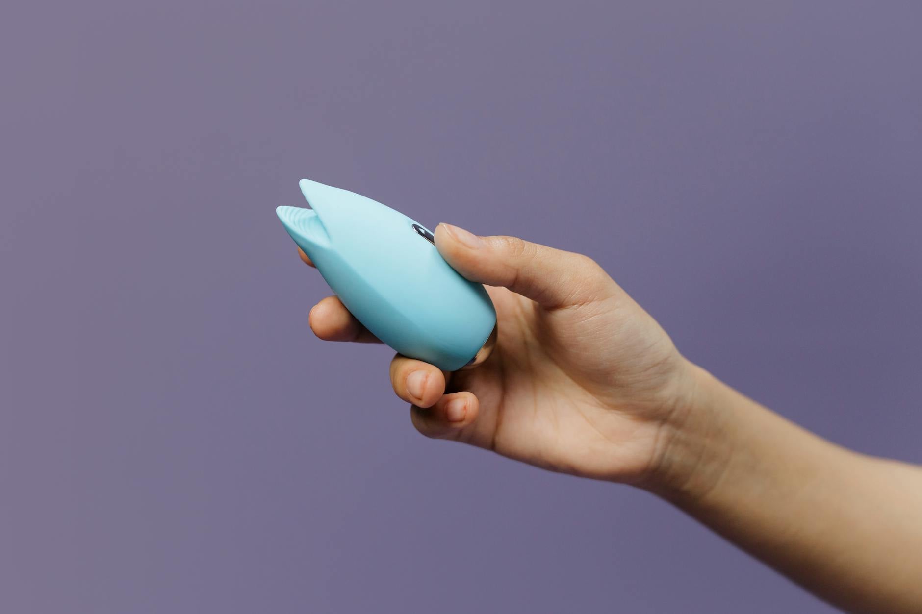 Coppia intima che esplora il piacere condiviso con strumenti moderni