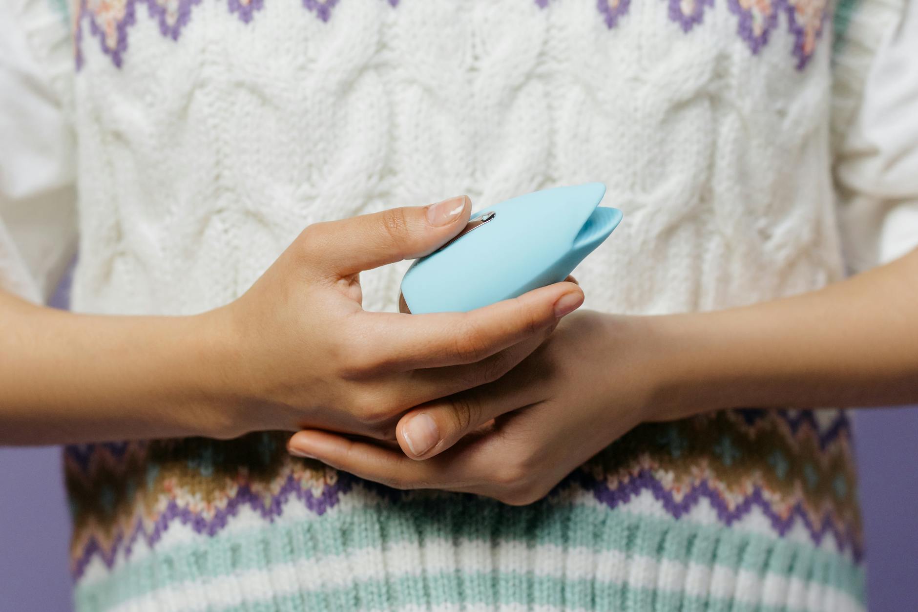 Una coppia che si abbraccia dolcemente, tenendo insieme un vibratore blu moderno, simbolo di intimità contemporanea