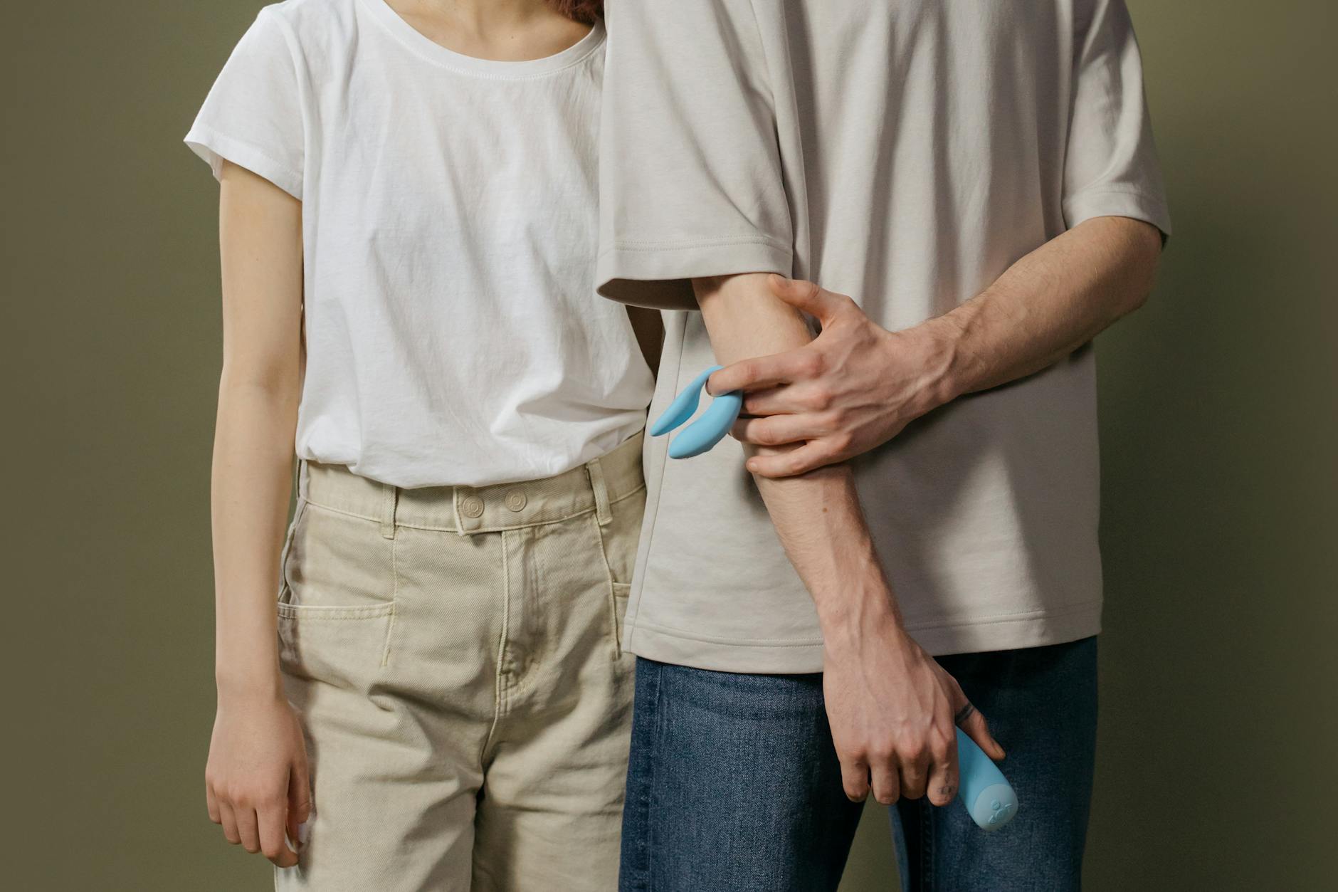 Una coppia moderna che esplora insieme l'intimità e il piacere con consapevolezza
