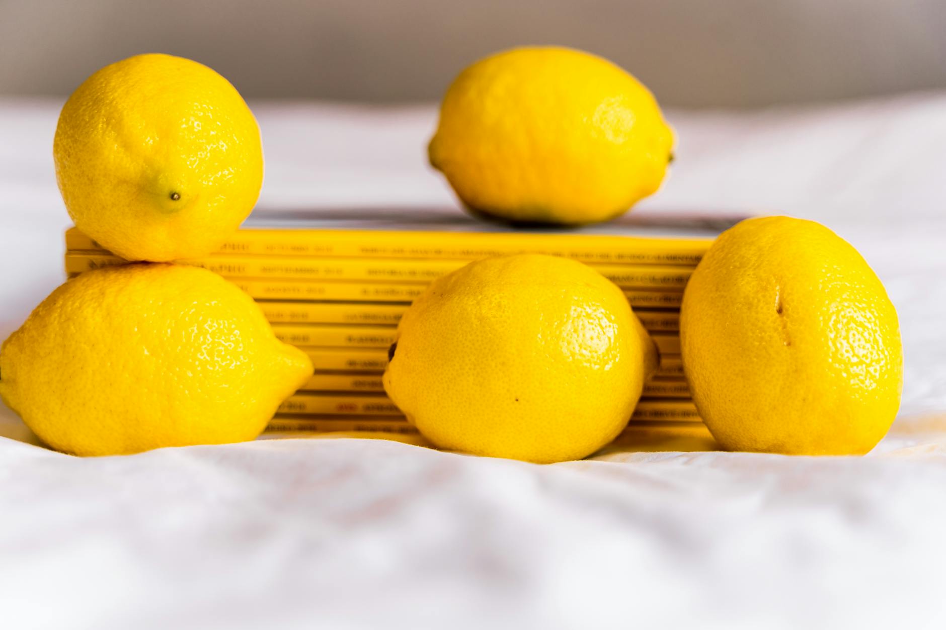 Vibratore al limone su sfondo giallo con accessori